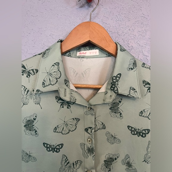 Butterfly Patterned Button-Up Collared Crop-Top - Picture 3 of 7